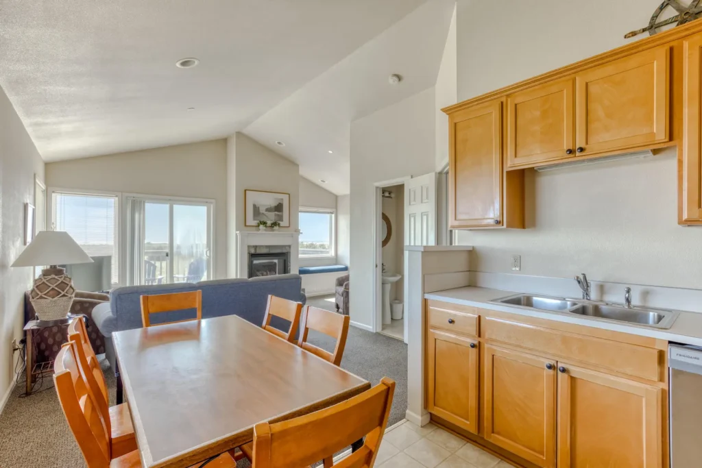 Townhouse diningroom at Lighthouse Oceanfront Resort